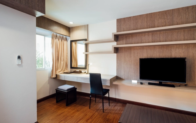 Home office e painel de TV produzidos com móveis sob medida